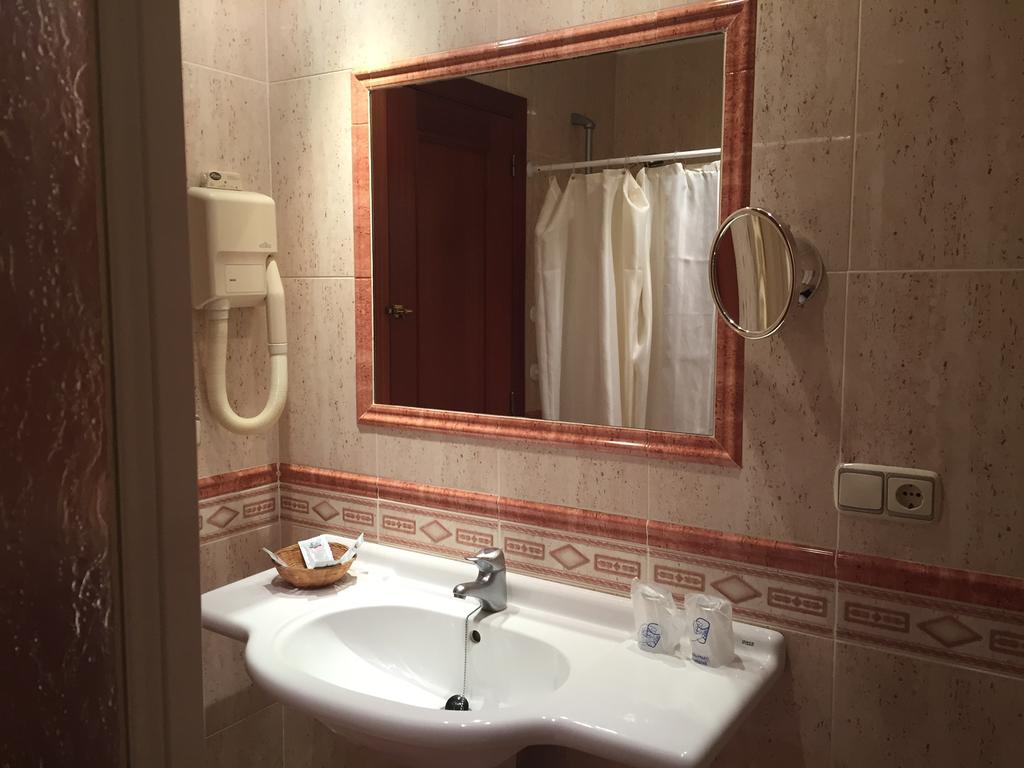 El Pilar Hotell La Carlota Exteriör bild