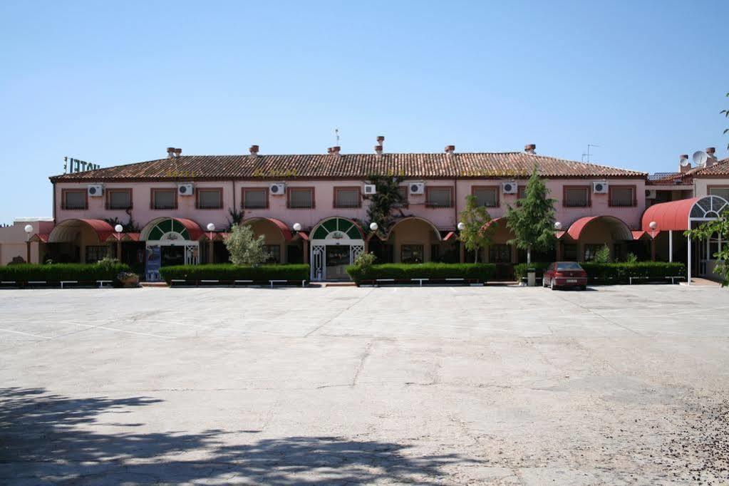 El Pilar Hotell La Carlota Exteriör bild